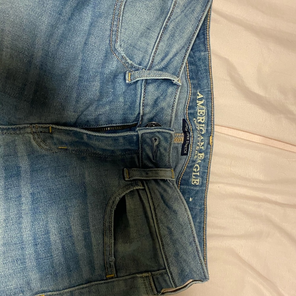 LIGHT WASH AMERICAN EAGLE JEANS